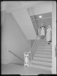 L-3243 Twee verpleegkundigen in het trappenhuis van het Bergwegziekenhuis.