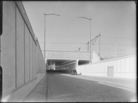 L-3371 Een auto rijdt de Diergaardetunnel in. Boven de tunnel de spoorlijn.
