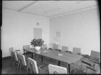 L-3466 Vergaderruimte met lange tafel en stoelen. Uit een serie over de GGD aan de Van Swietenlaan.