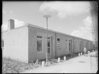 L-3483 Nieuwgebouwde rijtjeshuizen van bejaardencentrum de Nachtegaal aan de Mezenhof met links nummer 1. Op de ...