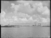 L-3592 De 3e Petroleumhaven met op de achtergrond kranen, dokken en schepen bij scheepswerf Verolme.