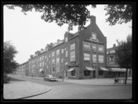 L-4622 Woningen aan de Rubensstraat gezien van de Oostzeedijk Beneden. In het hoekpand beneden is de slijterij van Otto ...