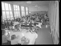 L-47 Kinderen eten een warme maaltijd in de kantine van de Openluchtschool Oud-Mathenesse aan de Laanslootseweg.