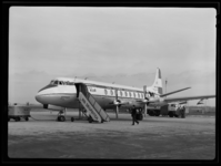 L-4768 Een vliegtuig van de KLM wordt bijgetankt op Luchthaven Zestienhoven. De maatschappij vliegt na een aantal jaren ...