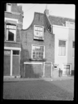 L-4869 Een pand met een halsgevel in de Oranje-Nassaustraat in Delfshaven.