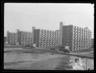 L-5028 Vier flats aan de Gijsinglaan in Tussendijken. Op de voorgrond het terrein waar Park 1943 zal komen.