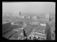 L-5169 Zicht op het Hofplein en het noordelijke deel van de stad. Op de voorgrond het torentje van het Stadhuis en het ...