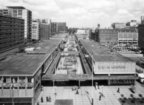 L-6215 Overzicht van de Lijnbaan met aan de linkerkant Lijnbaanflats. Op de voorgrond winkels van Schröder en Spruyt ...