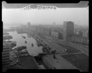 L-6814 Gezicht over de Leuvehaven en de Schiedamsedijk. Op de voorgrond Plein 1940 met standbeeld 'De Verwoeste Stad' ...
