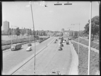 L-762 Auto's rijden over het Droogleever Fortuynplein bij de Maastunnel traverse. Rechts verkeersborden met 'Centrum, ...