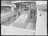 L-838 Aan boord van Politieboot V van de rivierpolitie met zicht op het interieur van de kajuit.
