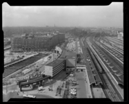 L-8521 Overzicht vanaf de metrobouw aan het Stationsplein met het Groothandelsgebouw en Rotterdam Centraal. Uitkijk ...