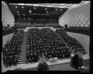 L-8705 Kleine zaal in De Doelen tijdens het 25 jarig jubileum van de hr. F. Posthuma met toeschouwers.