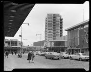 L-9147 De Kruiskade met winkelend publiek en geparkeerde auto's. Rechts het Thalia Theater en de Korte Lijnbaan. Op de ...