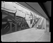 L-9358 Metrostation Beurs gezien vanaf de in en uitgang roltrappen met het kunstwerk 'De lasser' van Henk de Vos.