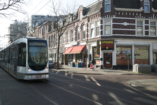 GG-24 Een tram op de Nieuwe Binnenweg. Rechts coffeeshop Bob Marley. Rechts de Ruilstraat.