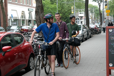 GG-30 Fietsers lopend met de fiets langs de Nieuwe Binnenweg.