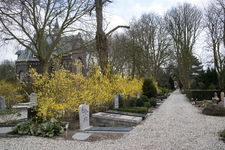 GG-5 Algemene begraafplaats Crooswijk met links achterzijde van de kapel, aan de Kerkhoflaan.