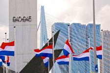 MR-103 De vlaggen halfstok vanwege de Nationale Herdenking op 4 mei bij het Koopvaardijmonument De Boeg aan de ...