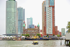 MR-188 De Wilhelminapier tijdens de Wereldhavendagen van september 2015. Hotel New York, het Port of Rotterdam gebouw ...