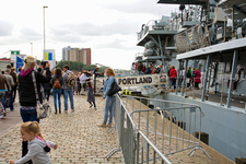 MR-191 Mensen op de kade bij HMS Portland tijdens de Wereldhavendagen in september 2015.