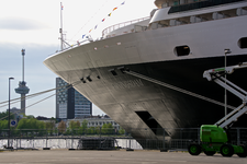 MR-63 De boeg van Cruiseschip De Koningsdam van de Holland America Line met op de achtergrond de Euromast.
