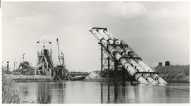 1967-330 In de Oude Maas tussen een tijdelijk haventje op de Berenplaat en het terrein van het Deltaziekenhuis in ...