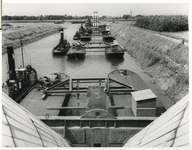 1967-331 In de Oude Maas tussen een tijdelijk haventje op de Berenplaat en het terrein van het Deltaziekenhuis in ...