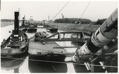 1967-334 In de Oude Maas tussen een tijdelijk haventje op de Berenplaat en het terrein van het Deltaziekenhuis in ...
