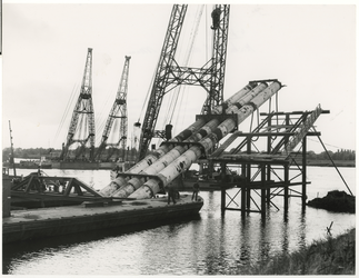 1967-335 In de Oude Maas tussen een tijdelijk haventje op de Berenplaat en het terrein van het Deltaziekenhuis in ...