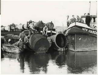 1967-351 Een zinker van de Drinkwaterleiding in de Waalhaven, voor transport naar Honingerdijk. Voor verbinding van de ...