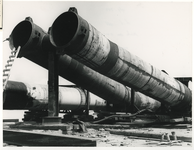 1967-353 Een zinker van de Drinkwaterleiding in de Waalhaven, voor transport naar Honingerdijk. Voor verbinding van de ...