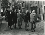 1967-402 Excursie van gemeentelijke autoriteiten onder leiding van ingenieur J.A.C. Tillema (links op de voorgrond) ter ...