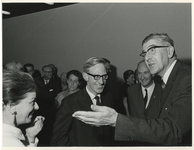 1967-556 (Van links naar rechts) mevrouw J. Kossman-Marcus, H.J. Scheffer, professor H. van der Waal, burgemeester W. ...