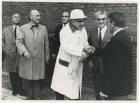 1967-579 Burgemeester W. Thomassen (links) met vertegenwoordiger van de firma NV Nederhorst, links gemeentearchitect ...