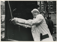1967-581 Burgemeester W. Thomassen draait de stoomtoevoerkraan open ter gelegenheid van het slaan van de eerste paal ...