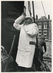 1967-582 Burgemeester W. Thomassen op de heimachine ter gelegenheid van het slaan van de eerste paal voor de ...