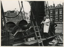 1967-583 Burgemeester W. Thomassen op de heimachine ter gelegenheid van het slaan van de eerste paal voor de ...