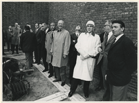 1967-586 Genodigden bij het slaan van de eerste paal voor de uitbreiding van het gebouw van het gemeentearchief met een ...