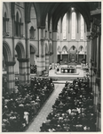 1967-717 Overzicht van het voorste deel van het middenschip met koor gezien vanaf het orgel, gedurende de laatste mis ...
