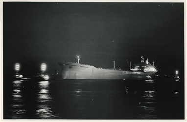 1967-776 Het Noorse tankschip Bergehus komt als eerste schip aan met een draagvermogen boven 200.000 ton bij de ...