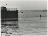 1968-1007 Na het afzinken van het eerste stuk van de Heinenoordtunnel. Rechts een ambtenaar van Rijkswaterstaat, die ...