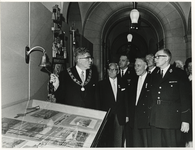 1968-1016 Burgemeester W. Thomassen (links) opent een tentoonstelling in het stadhuis, in verband met het 100 jarig ...