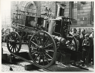 1968-1077 Een brandspuit voor paardentractie als onderdeel van een defilé op de Coolsingel bij het stadhuis, in verband ...
