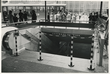 1968-1697 Ingang van de metro op het Stationsplein afgesloten door storing van de metro vanwege hitte. de RET zet voor ...