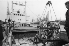 1968-1699 Hulp voor Biafra. Het inladen van pakken kleding in het ruim van het Noorse motorschip Felto uit Haugesund ...