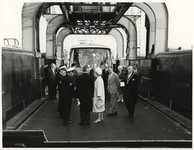 1968-1800 Koningin Juliana verricht de officiële opening van de Beneluxtunnel. Het gezelschap op het wagenveer. Op de ...