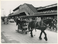 1968-208 Tijdens de opening van de metro. Optocht van paard en wagen ter hoogte van het metrostation Rijnhaven.