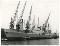 1968-3 Het Franse vrachtschip 'Ville de Nantes' dat als 30.000ste schip in 1967 de Rotterdamse haven binnenkwam, ligt ...