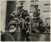1968-301 Gewapende leden van de Nederlandsche Binnenlandsche Strijdkrachten (NBS) in een militaire vrachtauto voor het ...